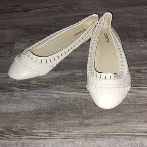 Cinak light cream color flats Sz  9 NWOT